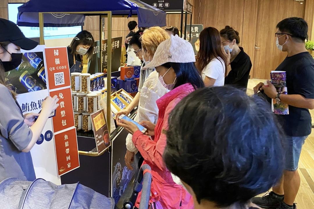 魚饌食進駐高雄義享時尚廣場B2，吸引顧客前來試吃與選購，也有外國旅客來挑選伴手禮。（業者提供）