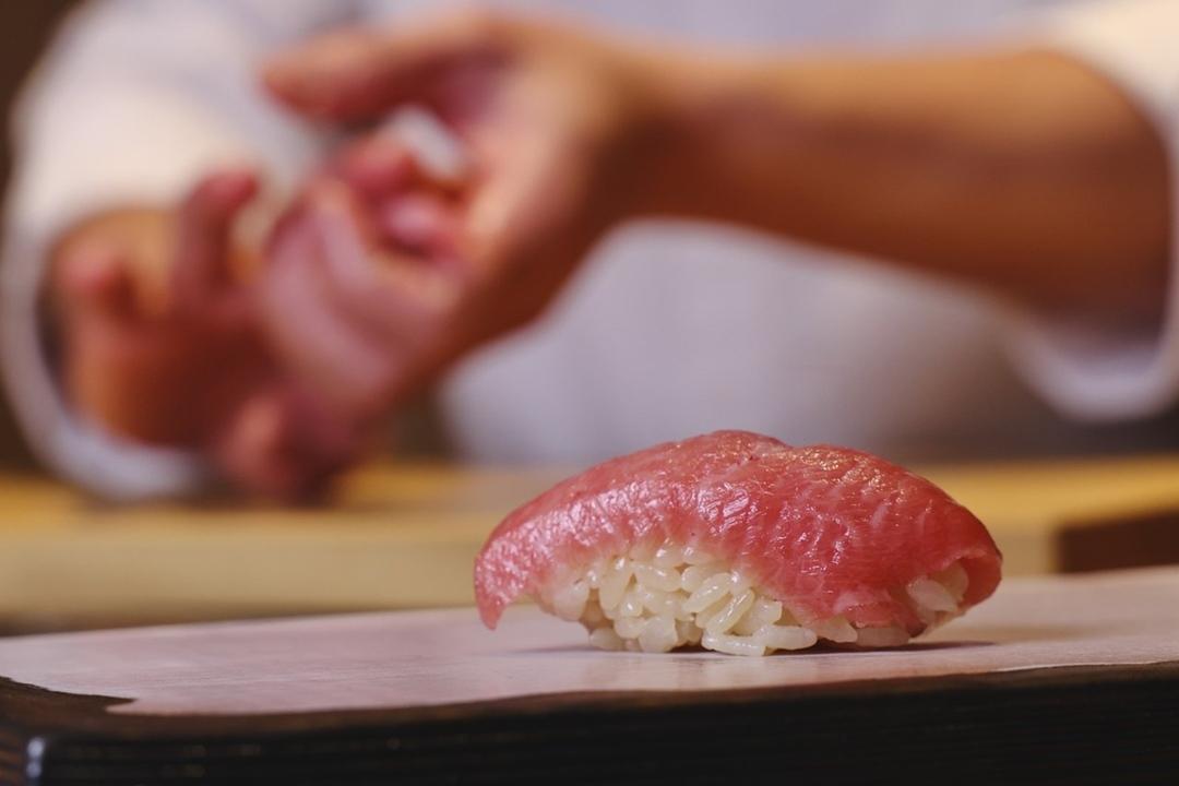 豊漁餐飲集團旗下江戶前壽司「初魚 鮨」、頂級鐵板料理「初魚 鉄板料亭」，以及全台首發的「作 天麩羅・割烹」和「和庵 精肉舖」，4品牌同步進駐台中漢神洲際購物廣場。圖為「初魚 鮨」。（品牌提供）