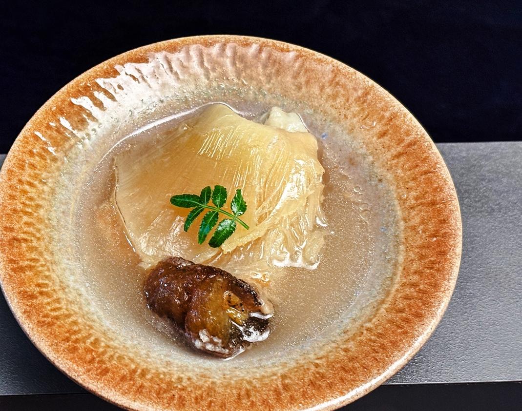 「初魚 鉄板料亭」以高級日式料亭菜色的概念結合鐵板工藝呈現。（品牌提供）