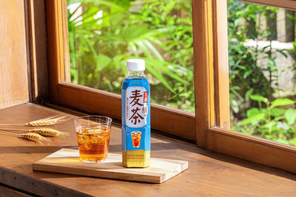 金車茶韻纖麥茶每瓶580ml，建議售價30元，已於各大通路陸續上架。（品牌提供）