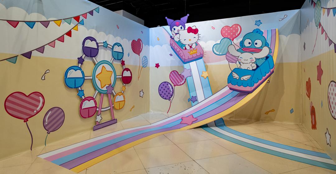Hello Kitty、酷洛米、大耳狗喜拿與人魚漢頓在「彩虹摩天飛車」軌道上衝刺！