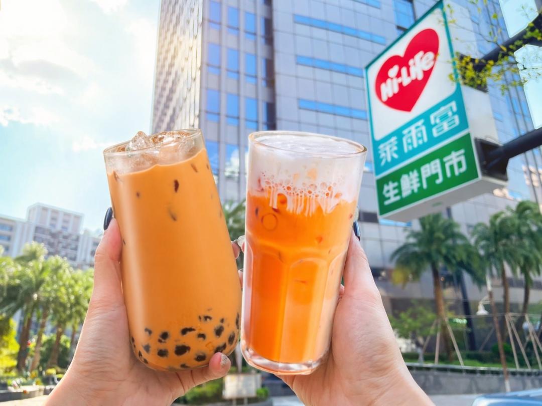萊爾富「波霸黑糖奶茶」與「恐龍巧克力珍珠歐蕾」買1送1；特大杯「泰式珍珠奶茶」與「泰式奶茶」單杯39元。（超商提供）