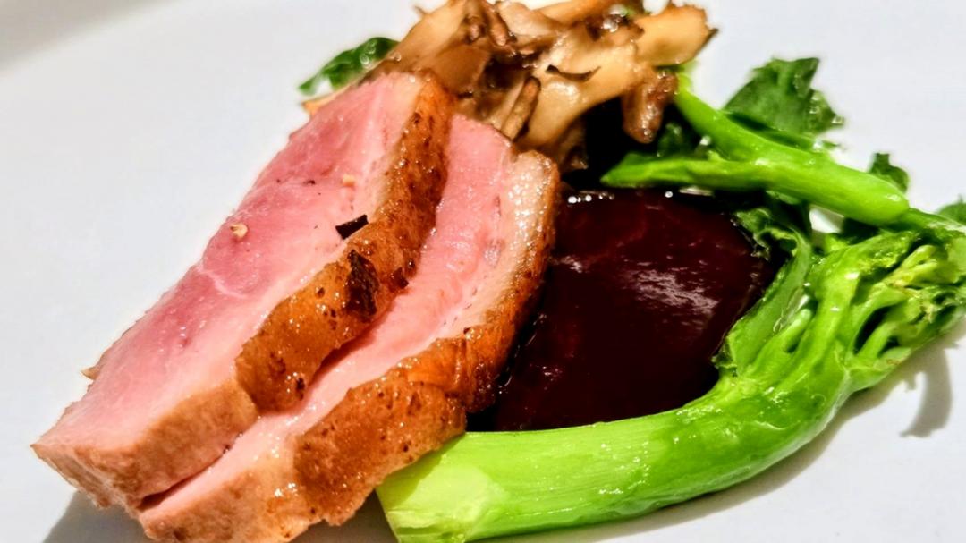 主菜「香桃木野莓烤鴨」傳統上是煙燻，但是當天是爐烤，搭配新鮮莓果和香桃木酒手工熬煮而成的醬。(記者王捷攝)