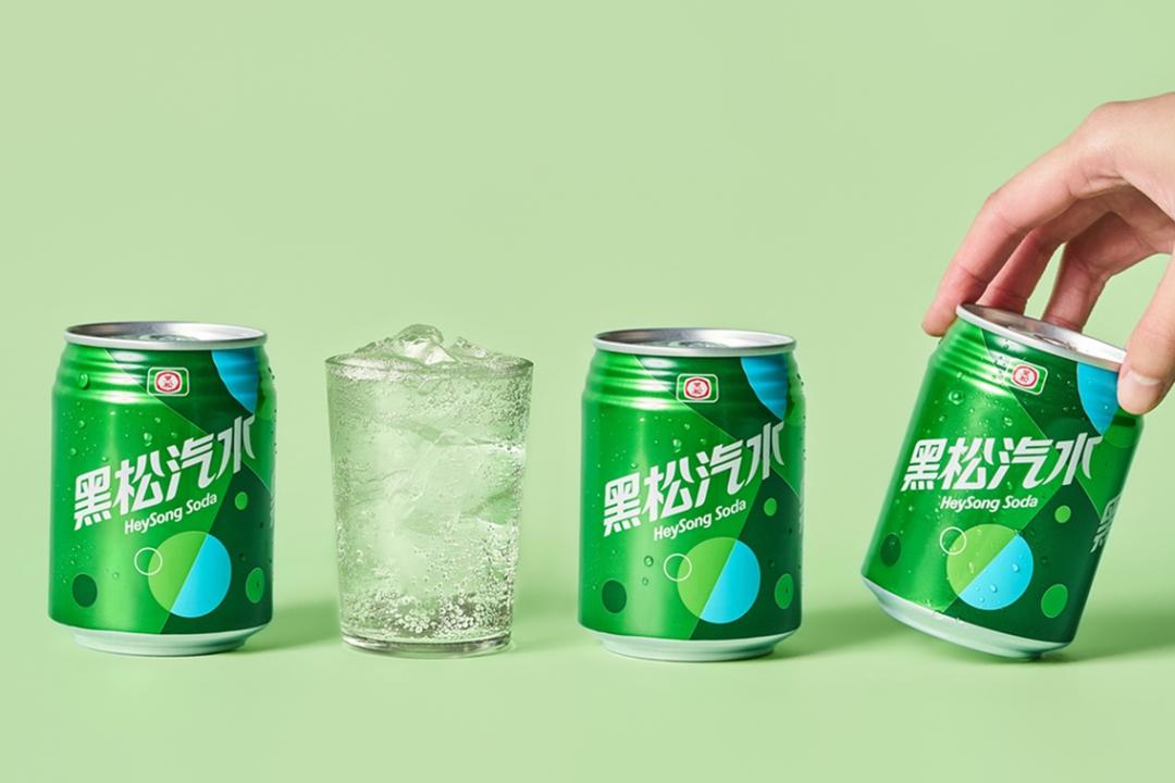 黑松汽水新包裝以深淺綠色斜切色塊呼應冰塊俐落切割的經典意象，堆疊豐富背景層次。（品牌提供）