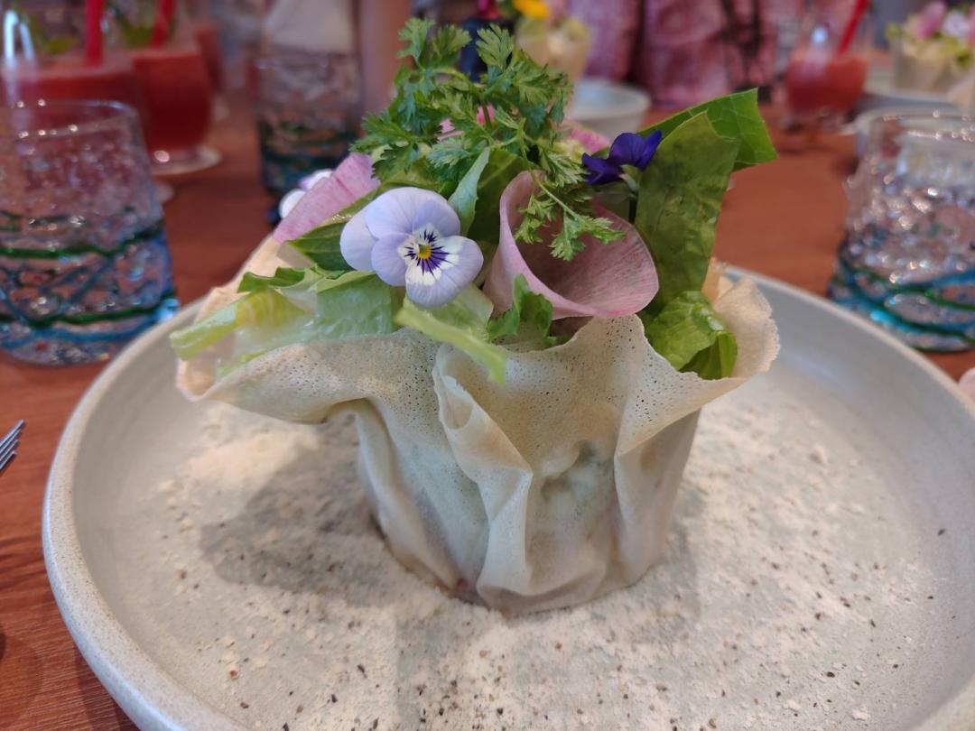 叢林亞樂園內也規劃沖繩在地美食餐點，以花卉點綴的「叢林亞之樹沙拉」，用造型餅皮包裹內餡，敲碎樹幹即可享用。（記者吳柏軒攝）
