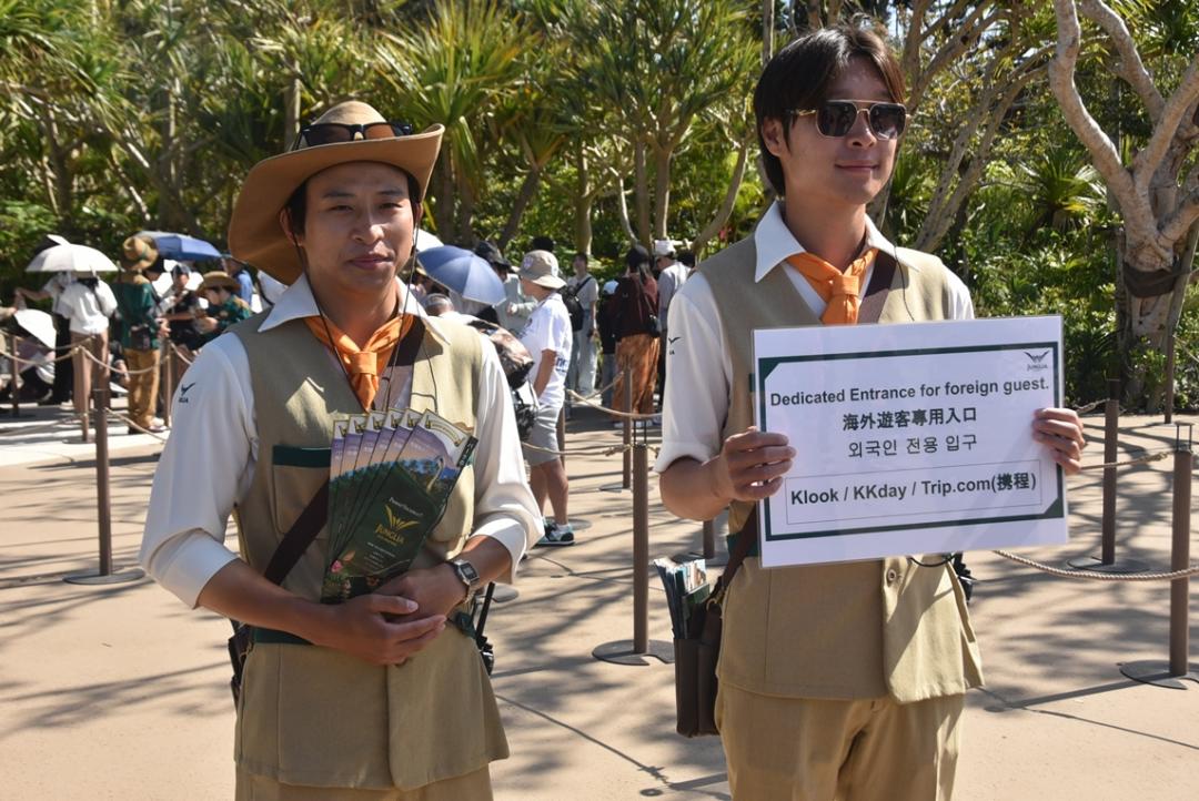 叢林亞樂園啟動海外遊客專用入口，可縮短進園時間，並搭配會中文或韓文等員工，提供外語導覽服務，加速攻略各項遊樂設施。（記者吳柏軒攝）