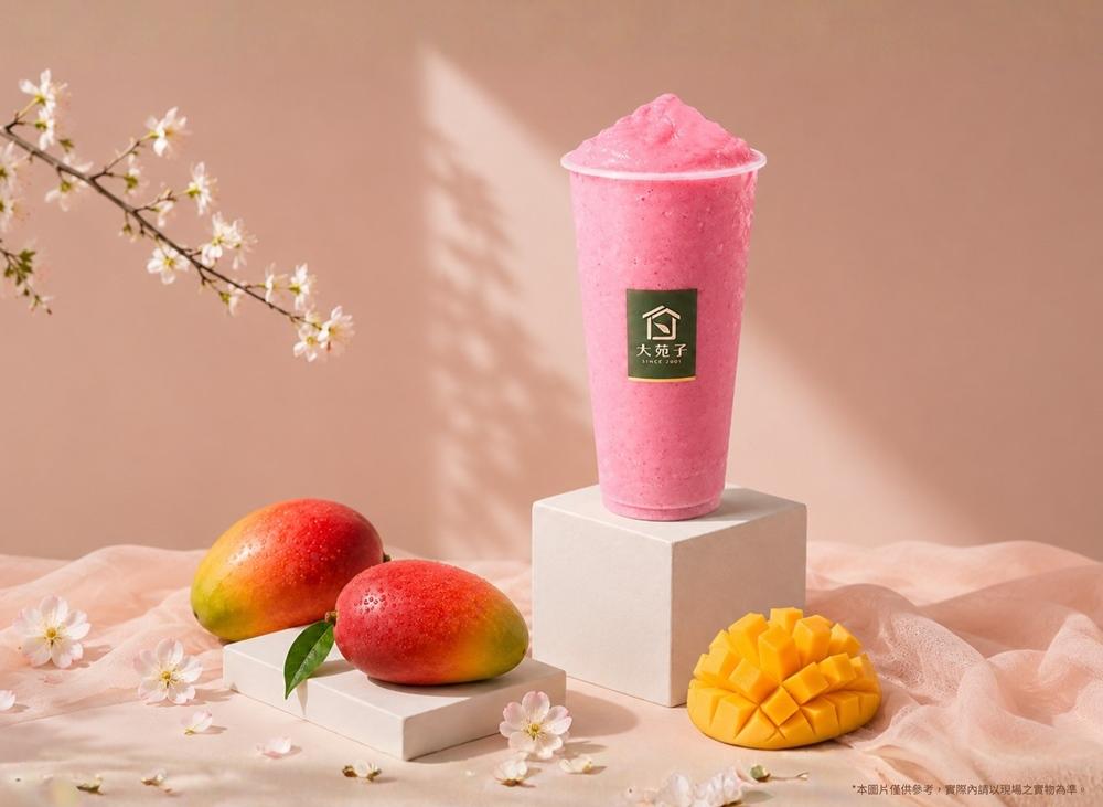 「粉紅芒果冰沙」6月18日至6月19日限時優惠每杯77元（原價95元）。每店每日限量100杯，每人每次限購2杯，數量有限，售完為止。（品牌提供）