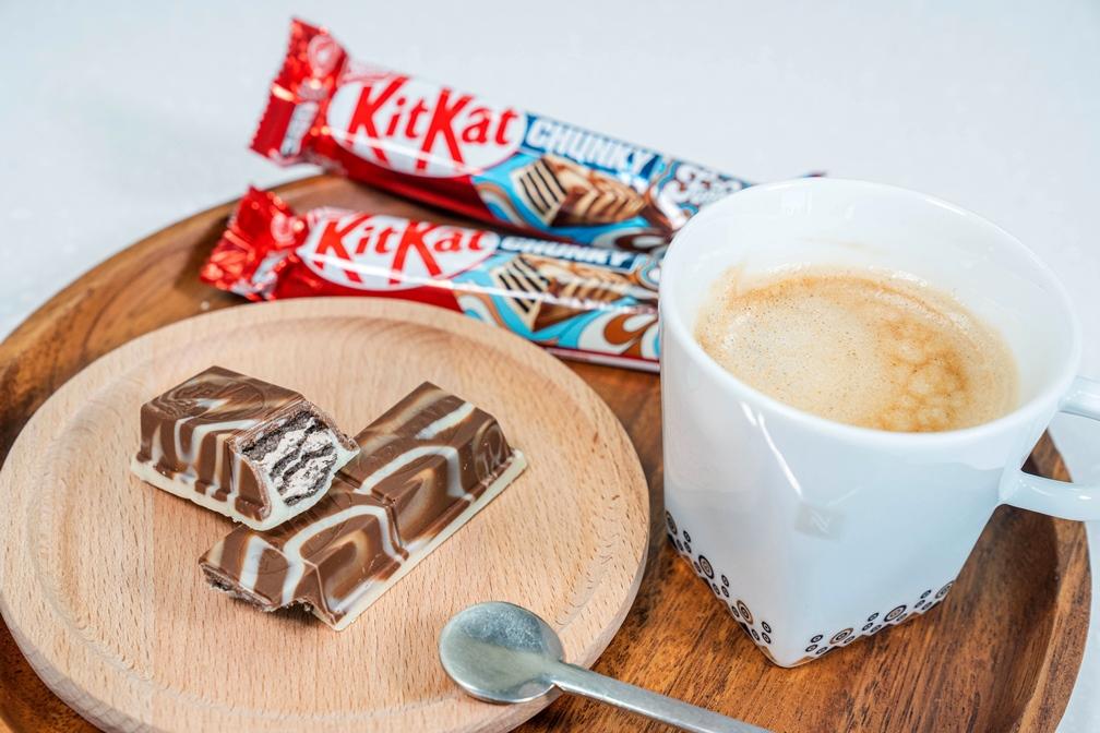 雀巢KitKat全新推出「黑白巧風味奇趣威化」，結合牛奶巧克力與白巧克力風味，打造獨特黑白大理石紋路。（品牌提供）