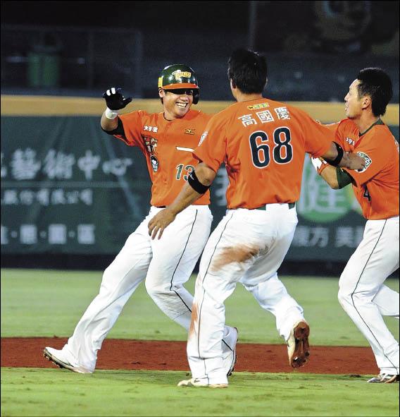 5小時大戰 陳鏞基再見安 擊退猿人