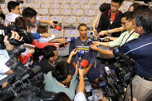 溜馬隊希爾逛夜市 球迷直呼驚喜