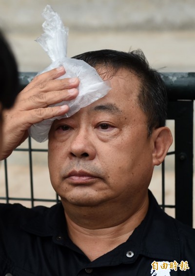 棒球》余政憲遭球吻 場邊冰敷