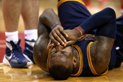 NBA》詹姆斯遇襲！球狠砸龍顏當場倒地（影音）