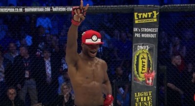 格鬥》收服敵人？他擊倒對手丟出寶貝球慶祝（影音）