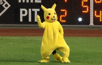 MLB》大聯盟也瘋 費城人吉祥物拿平板抓皮卡丘