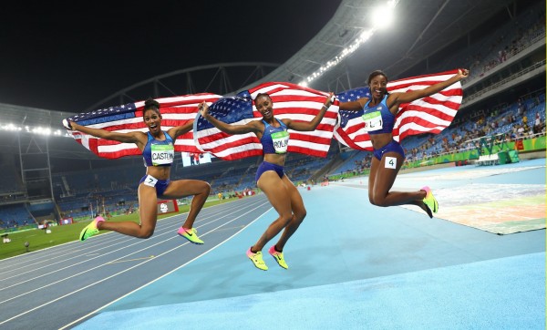 奧運》美國傲視女子100公尺跨欄 笑納金銀銅3獎牌