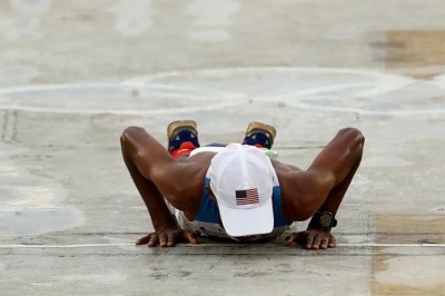 奧運》41歲馬拉松老將終點線前滑倒 他這樣化解尷尬