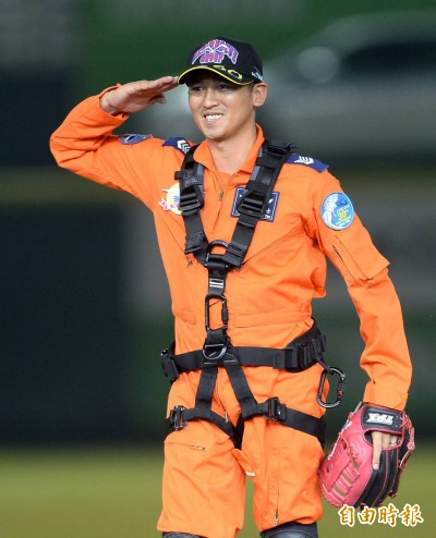 中職》阿迷趴沒有極限！救護士高振耀垂降進場開球