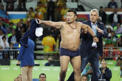 奧運》輸掉銅牌脫光抗議 蒙古角力教練遭禁賽
