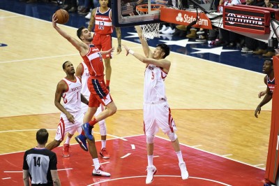 NBA》中國巨人慘遭顏扣 外媒瘋傳哀悼片（影音）