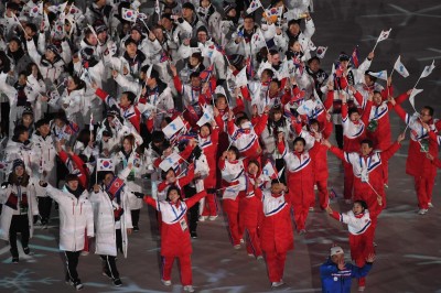 冬奧》南韓、北韓閉幕再舉「統一旗」 文在寅、川普千金同坐觀禮