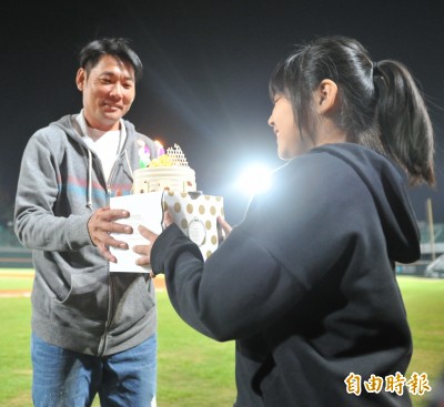 中職》「蔗總」明43歲生日 愛妻A-Lin賽後給驚喜