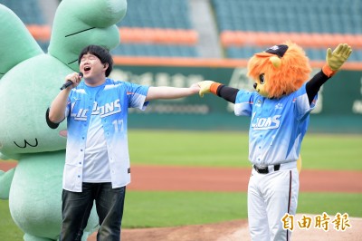中職》「小胖」林育羣為統一獅演唱並開球