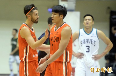 SBL》少1洋將不影響 簡浩飆追平三分彈助璞園扳倒勇士 SBL》少1洋將不影響 簡浩飆追平三分彈助璞園扳倒勇士