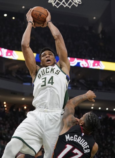 NBA》「字母哥」繳高效大三元 率鹿群踩熄熱火 NBA》「字母哥」繳高效大三元 率鹿群踩熄熱火