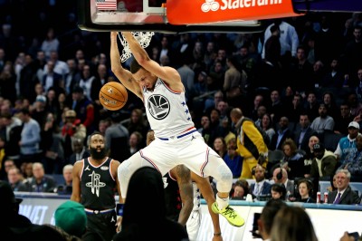 NBA》柯瑞能投也能飛 大秀360度爆扣、空拋打板灌籃(影音) NBA》柯瑞能投也能飛 大秀360度爆扣、空拋打板灌籃(影音)