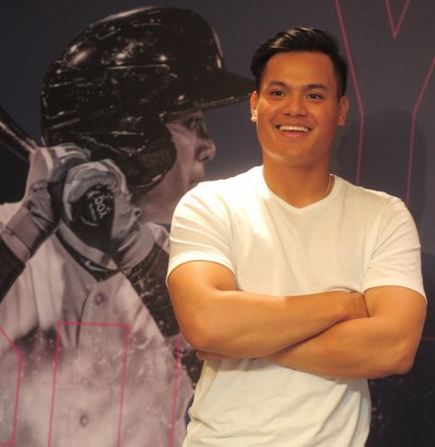 MLB》張育成春訓人氣夯 球迷排隊和他要簽名(影音) MLB》張育成春訓人氣夯 球迷排隊和他要簽名(影音)