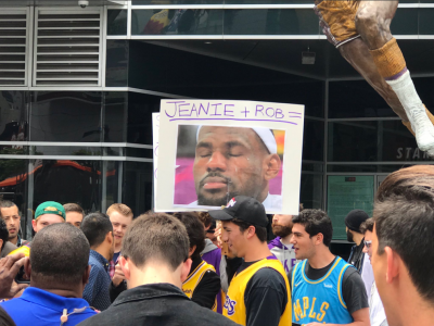 NBA》不滿高層亂搞、連詹皇也被譙 球迷聚眾湖人主場抗議