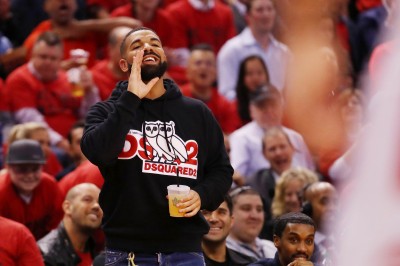 NBA》對字母哥噴垃圾話、幫教練按摩 歌手「亂入」挨轟 NBA》對字母哥噴垃圾話、幫教練按摩 歌手「亂入」挨轟