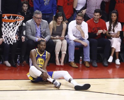 NBA》KD傷退、暴龍球迷喝采惹議 多倫多市長出面說明 NBA》KD傷退、暴龍球迷喝采惹議 多倫多市長出面說明