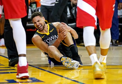 NBA》硬漢!K.湯普森受傷倒地 完成罰球後離場 NBA》硬漢!K.湯普森受傷倒地 完成罰球後離場