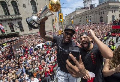 NBA》暴龍奪冠趴 雷納德秀「魔性笑聲」讓球迷樂翻 NBA》暴龍奪冠趴 雷納德秀「魔性笑聲」讓球迷樂翻