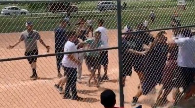 棒球》扯！對13歲主審判決不滿 少棒比賽竟演變成大亂鬥（影音）