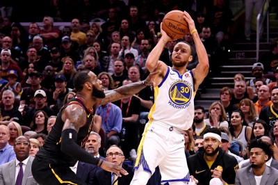 NBA》比起老爸更愛他? 詹姆斯兒子進球高喊柯瑞 NBA》比起老爸更愛他? 詹姆斯兒子進球高喊柯瑞