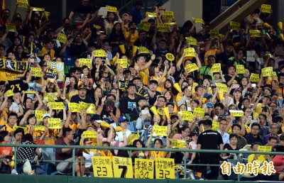 中職》彭政閔新莊最終戰 再締造非假日滿場紀錄 中職》彭政閔新莊最終戰 再締造非假日滿場紀錄