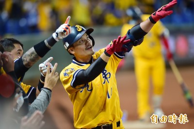 台灣大賽》王勝偉雙響砲 上一轟10年前終結17局經典戰役 台灣大賽》王勝偉雙響砲 上一轟10年前終結17局經典戰役