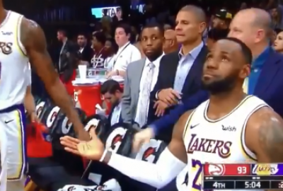 NBA》想跟魔獸擊掌遭無視 詹姆斯「傑出的一手」化解尷尬(影音) NBA》想跟魔獸擊掌遭無視 詹姆斯「傑出的一手」化解尷尬(影音)