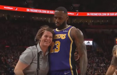 NBA》撞倒小販溫柔親手扶起 「詹皇」暖男行徑再添一樁(影音) NBA》撞倒小販溫柔親手扶起 「詹皇」暖男行徑再添一樁(影音)