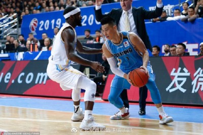 CBA》林書豪賽後送鞋 中國球迷素質卻讓人傻眼... CBA》林書豪賽後送鞋 中國球迷素質卻讓人傻眼...