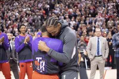 NBA》返多倫多「面癱男」也淚崩 雷納德坦言離開暴龍很艱難(影音) NBA》返多倫多「面癱男」也淚崩 雷納德坦言離開暴龍很艱難(影音)