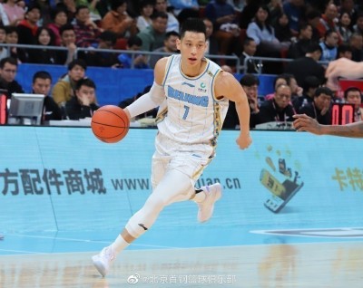 CBA》中國球迷索取簽名不排隊 林書豪硬起來了! CBA》中國球迷索取簽名不排隊 林書豪硬起來了!