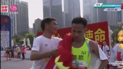 路跑》中國馬拉松亂象又一樁!冠軍衝線後被硬拉險跌倒(影音) 路跑》中國馬拉松亂象又一樁!冠軍衝線後被硬拉險跌倒(影音)