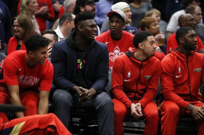 NBA》場邊打瞌睡被抓包? 鵜鶘狀元郎澄清:我是在冥想(影音) NBA》場邊打瞌睡被抓包? 鵜鶘狀元郎澄清:我是在冥想(影音)