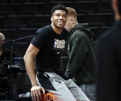 NBA》怪物狀元首秀超驚人 「字母哥」給他中肯建議 NBA》怪物狀元首秀超驚人 「字母哥」給他中肯建議