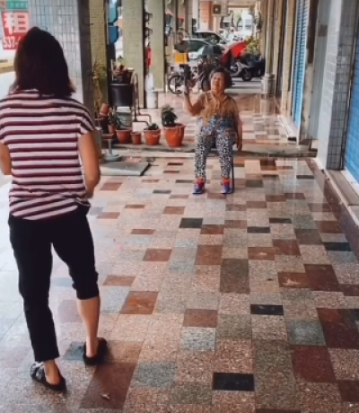 羽球》陪家人最重要!戴資穎和90歲奶奶拚球技(影音) 羽球》陪家人最重要!戴資穎和90歲奶奶拚球技(影音)