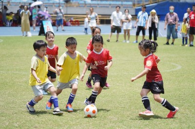足球》北市幼兒錦標賽抗疫開踢 126隊上千名小將大秀腳法 足球》北市幼兒錦標賽抗疫開踢 126隊上千名小將大秀腳法