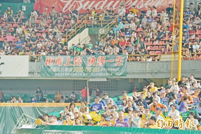中職》「王郭」開球效應加持 台南衝上本季最高5577人 中職》「王郭」開球效應加持 台南衝上本季最高5577人
